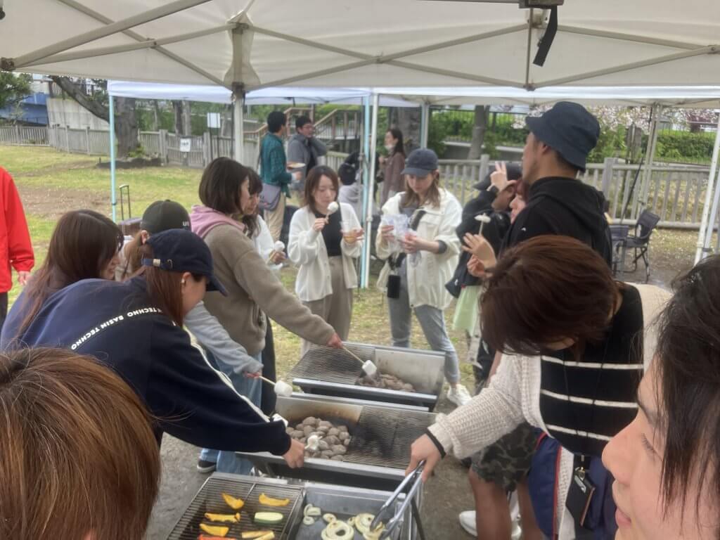 マシュマロを焼きながら会話を楽しむ社員達