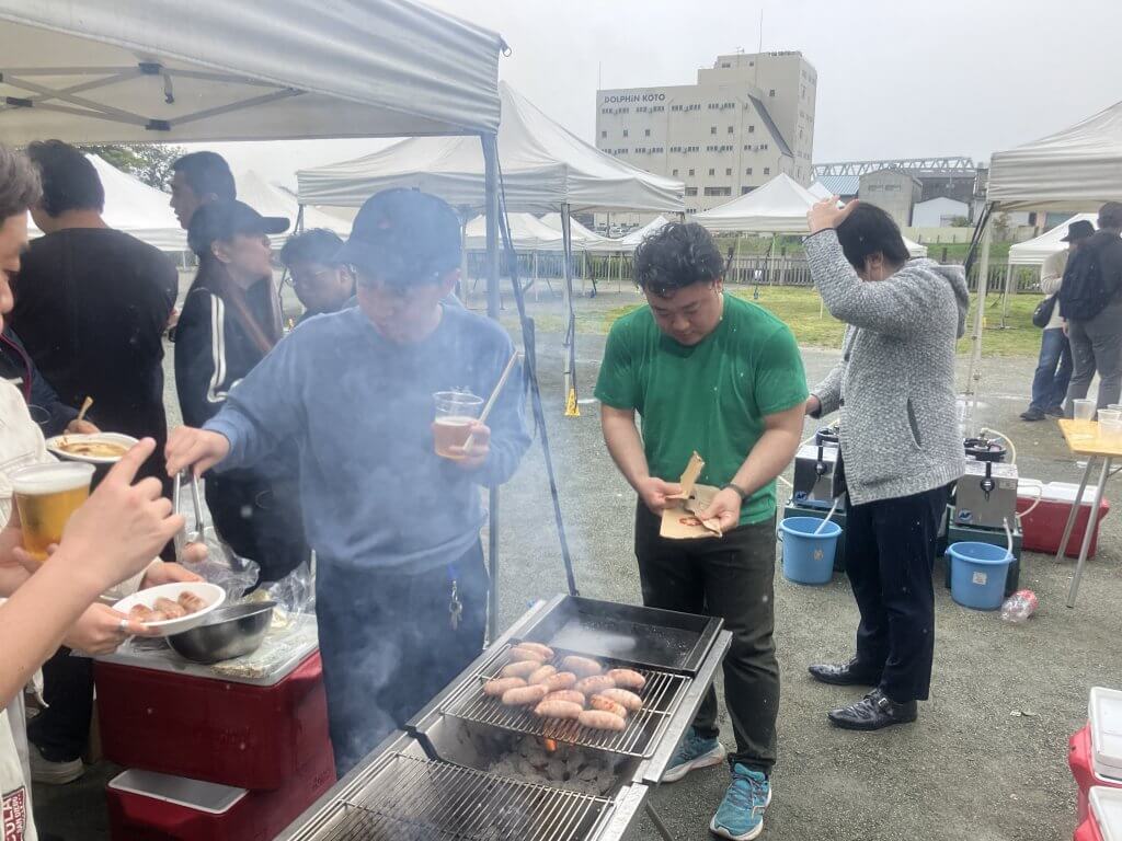 ソーセージを焼いている社員達