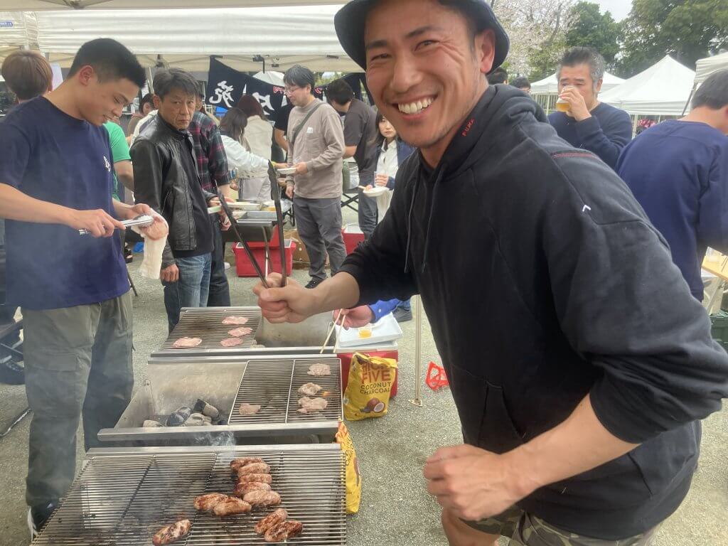 楽しそうにお肉を焼く社員