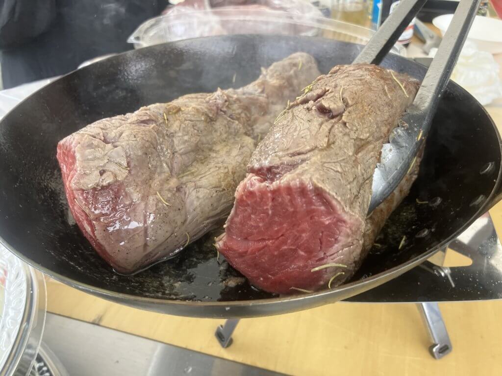 ヒレ肉の塊をフライパンで焼いている