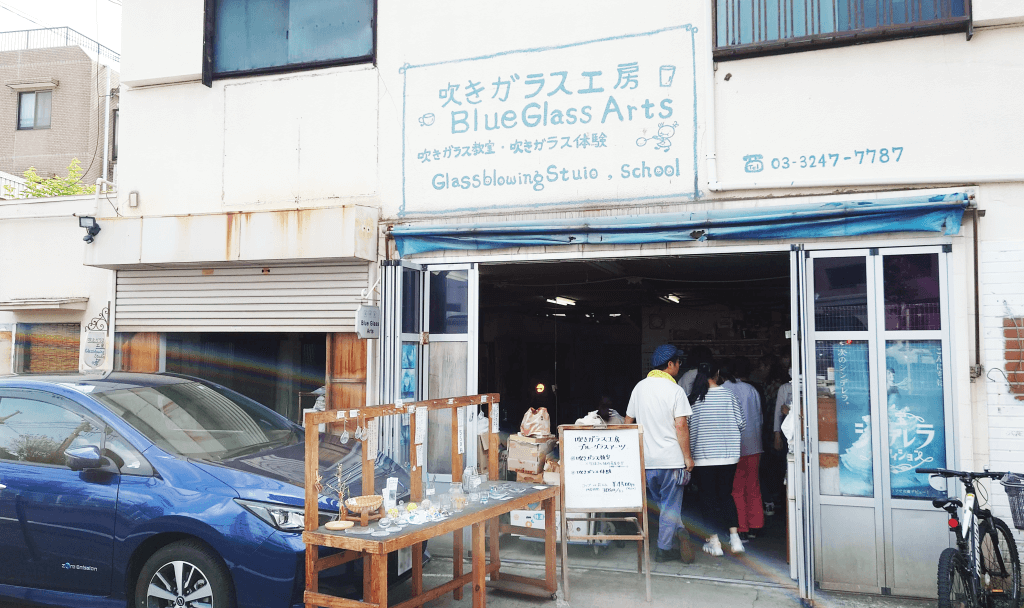 今回吹きガラス体験をした吹きガラス工房Blue Glass Artsさんの入り口から入場するメンバー