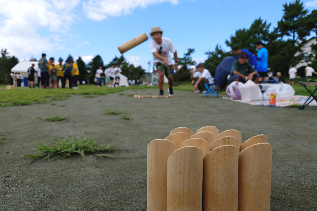 大会試合前にモルックの練習をしているメンバー