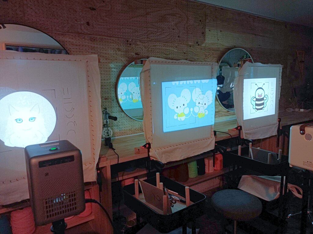 タフティング制作の準備として各デザインイメージを布に投影している画像