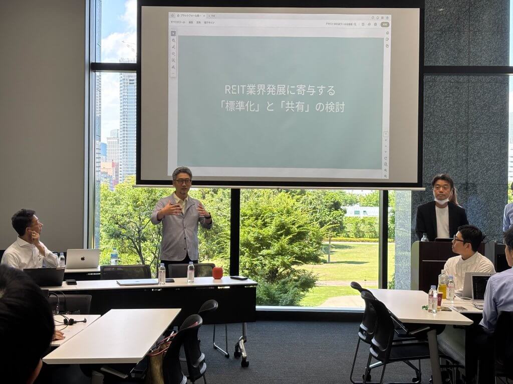 KJRマネジメント様との合同ワークショップ開催に至った経緯を説明する弊社代表の土井