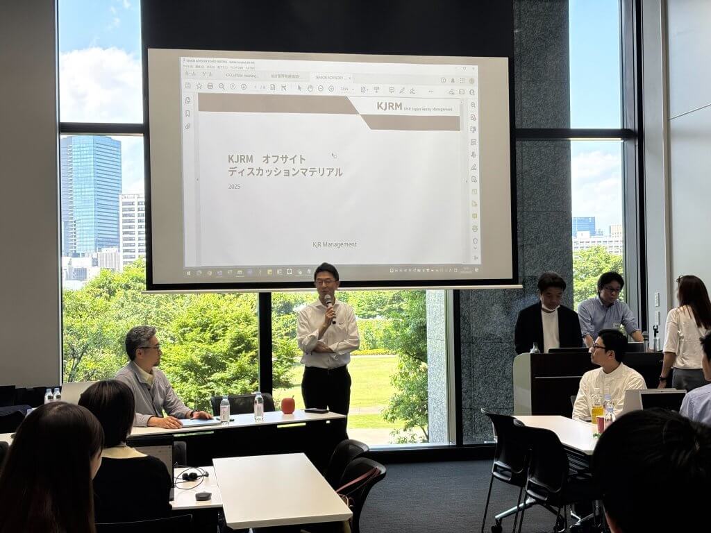 合同ワークショップ実施に向けてオリエンをするKJRマネジメント荒木代表