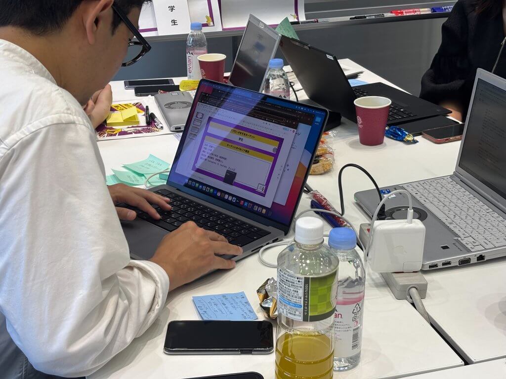 ディスカッションでまとまった内容を発表用資料データに入力している様子