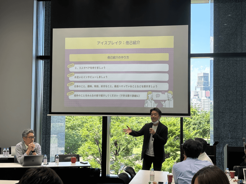 アイスブレイクの内容について説明をする弊社取締役松下
