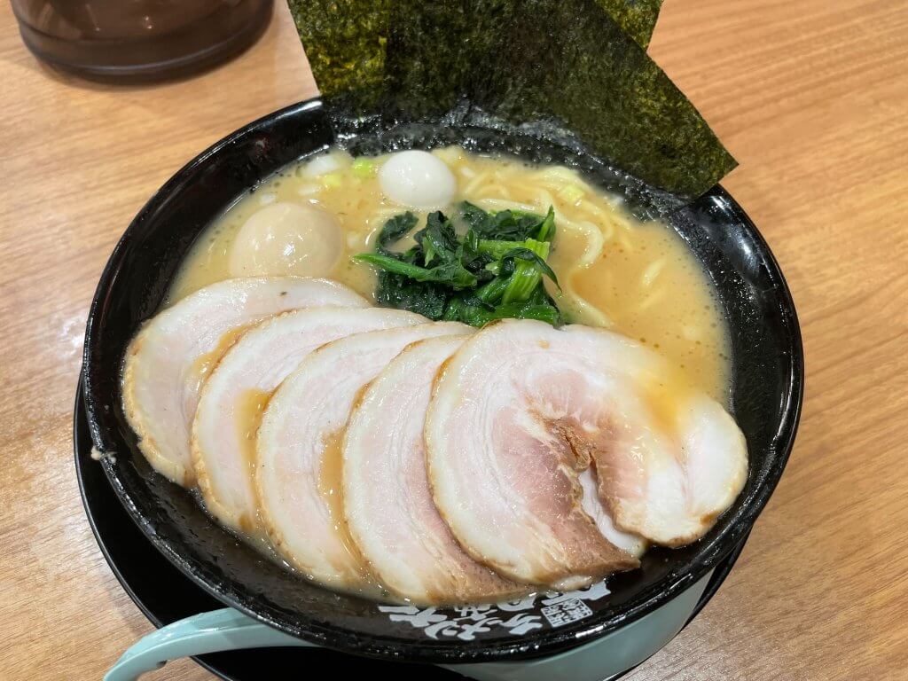 卓球部活動後に食べた町田商店のラーメン写真