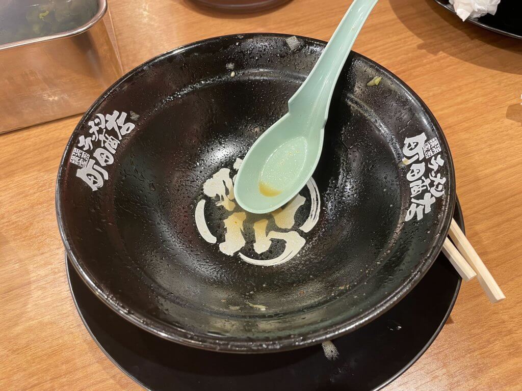 食べ終わった後の空になったラーメンどんぶりの写真