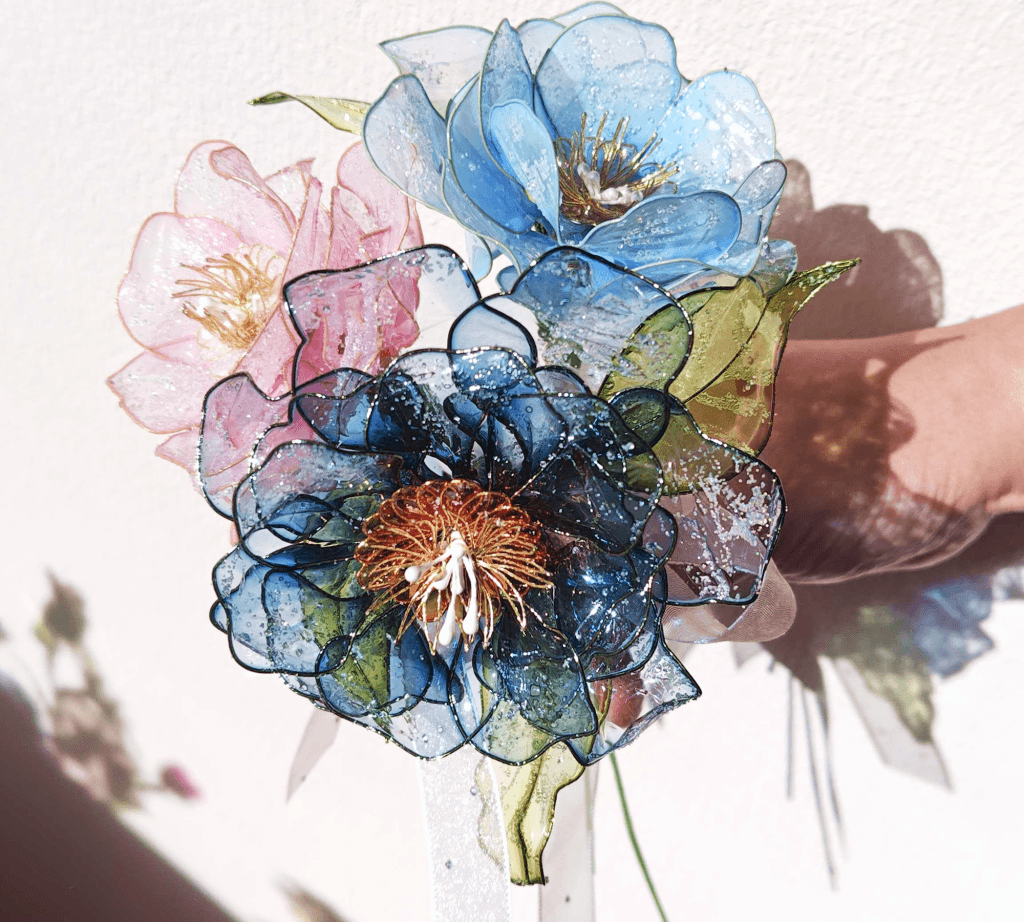複数の花びら素材を組み合わせて製作されたディップフラワーアート作品
